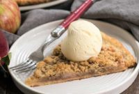 Spiced Apple Dessert Pizza