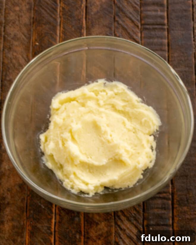 Mix butter, cream cheese and sugar in a bowl until light and fluffy.