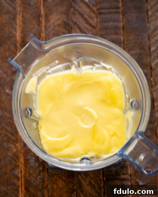 Step 7: Mix the strained custard in a blender and cool briefly.